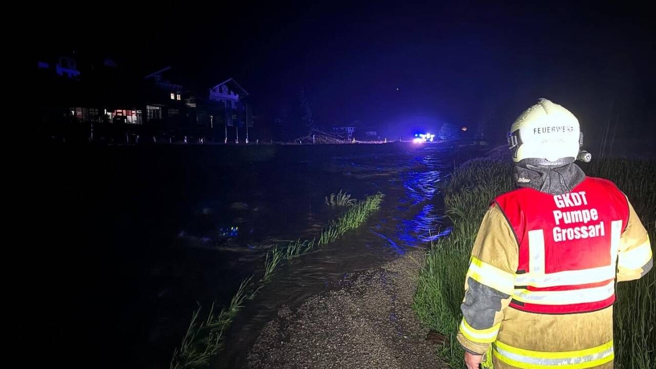 Im Laufe der Nacht auf Dienstag trat der Fluss an mehreren Stellen in Großarl über das Ufer. 