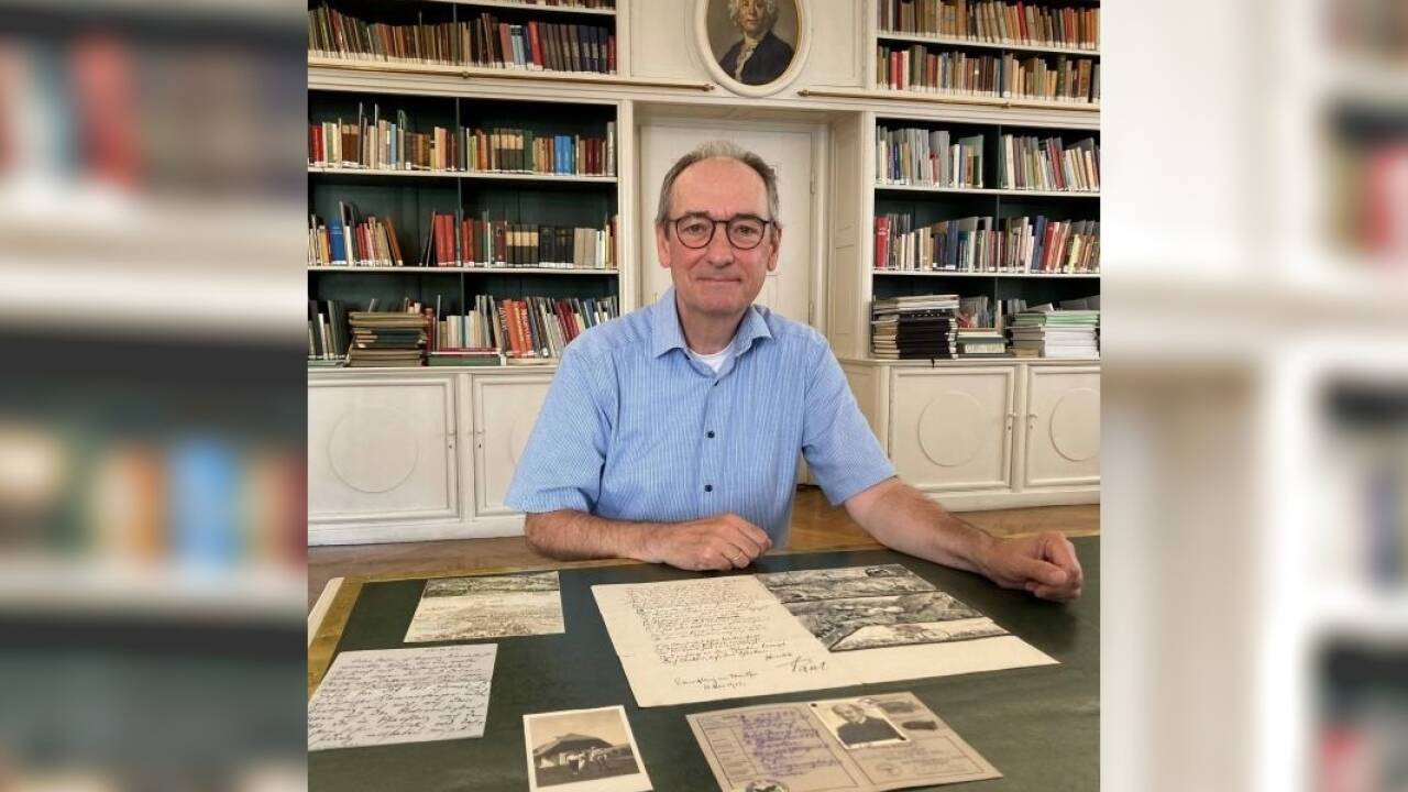 Armin Brinzing, Leiter der Bibliotheca Mozartiana der Internationalen Stiftung Mozarteum, mit Objekten aus der einstigen Villa von Lilli Lehmann. 