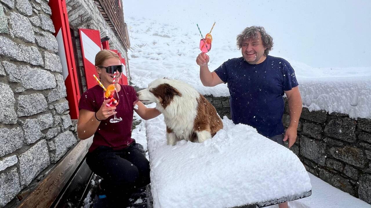 Top-Stimmung bei Hündin Zeta, Hüttenwirt Siegfried Karl und Amelie Keil auf der Kürsingerhütte. Top-Stimmung bei Hündin Zeta, Hüttenwirt Siegfried Karl und Amelie Keil auf der Kürsingerhütte.