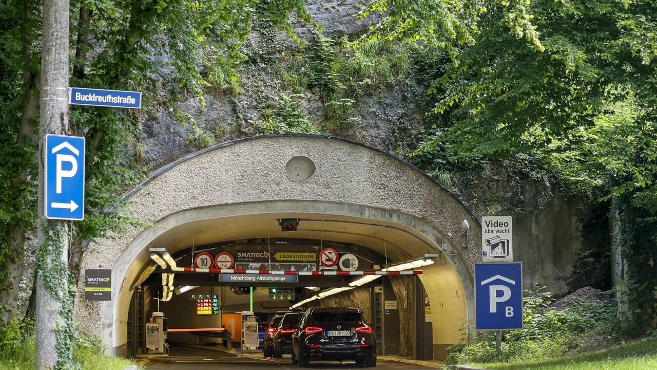 Die Altstadtgarage wurde am 19. Juli 1975 mit 1500 Stellplätzen eröffnet. Im Laufe der Jahrzehnte wurden die Autos größer und die Zahl der Parkplätze damit weniger.  