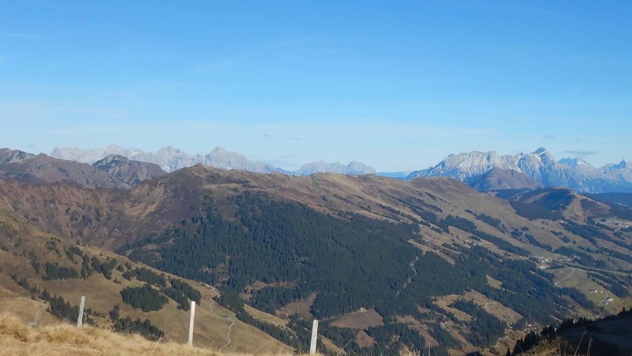 Die Vorrangzone Hochalm befindet sich auf dem grünen Bergrücken in der Bildmitte. Rechts unten liegt Hinterglemm. Die Vorrangzone Hochalm befindet sich auf dem grünen Bergrücken in der Bildmitte. Rechts unten liegt Hinterglemm.