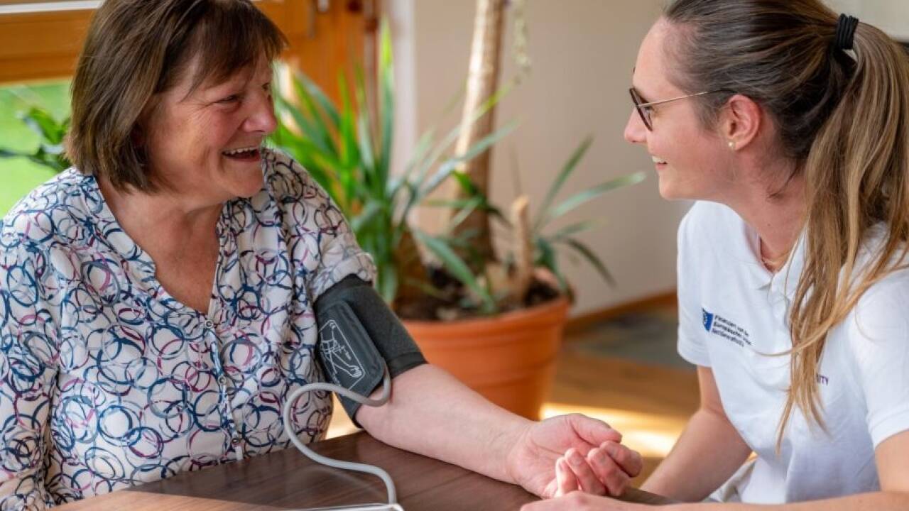 Community-Nurse Magdalena Fischill-Neudeck (re.) bringt ihrer Klientin bei, Blutdruck zu messen. 
