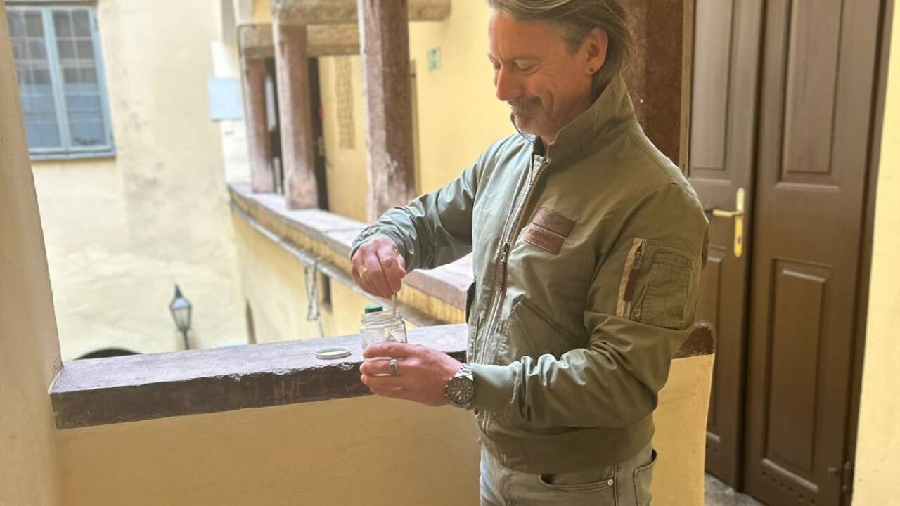 Berufsschullehrer Werner Breitfuß hat den Ursauerteig für das Amadeus-Brot in Mozarts Geburtshaus zum Leben erweckt.  