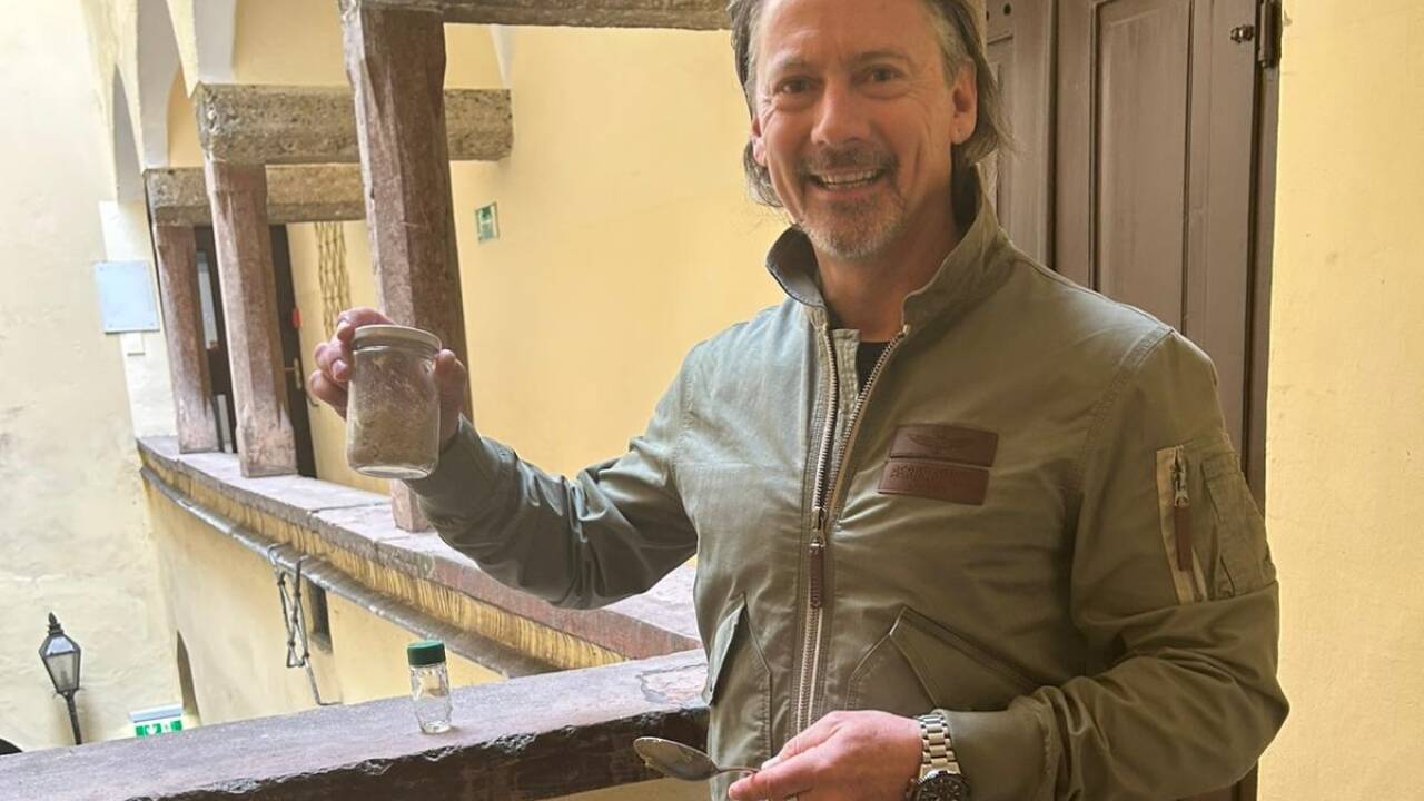  Berufsschullehrer Werner Breitfuß hat den Ursauerteig für das Amadeus-Brot in Mozarts Geburtshaus zum Leben erweckt.  