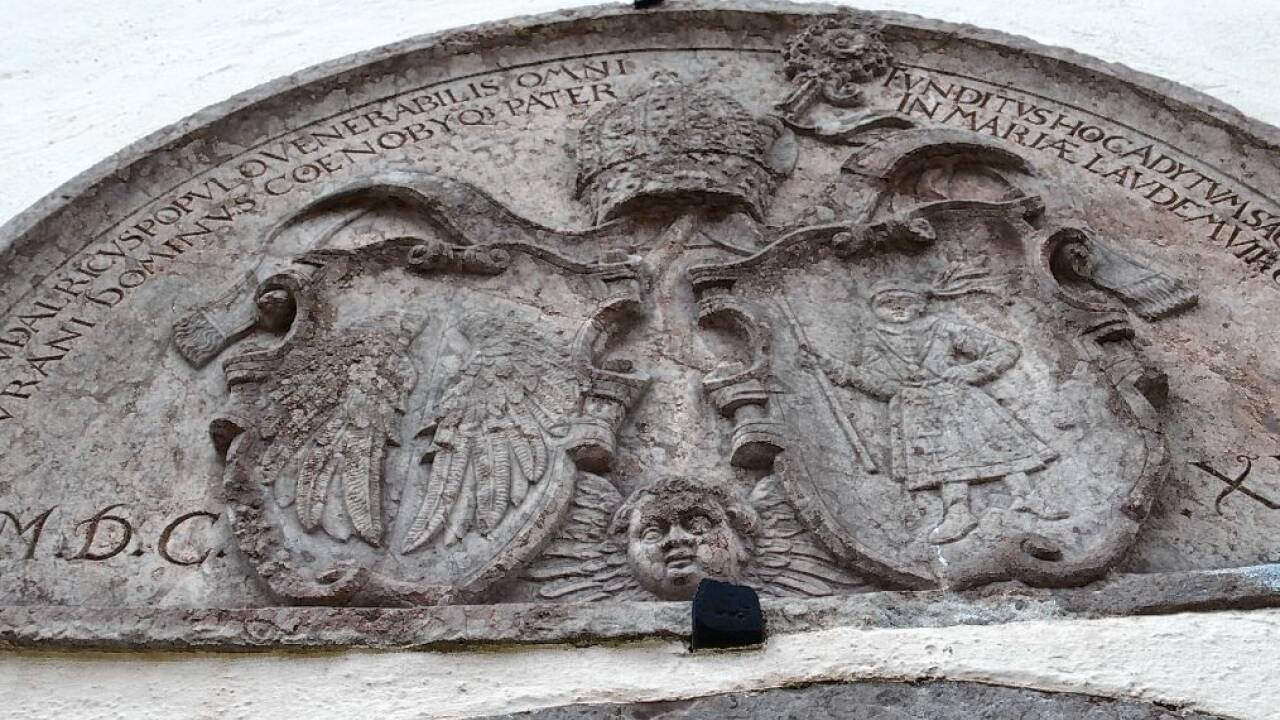 Dieser Wappenstein mit dem Flügelpaar ziert die Kirche in Arnsdorf.  