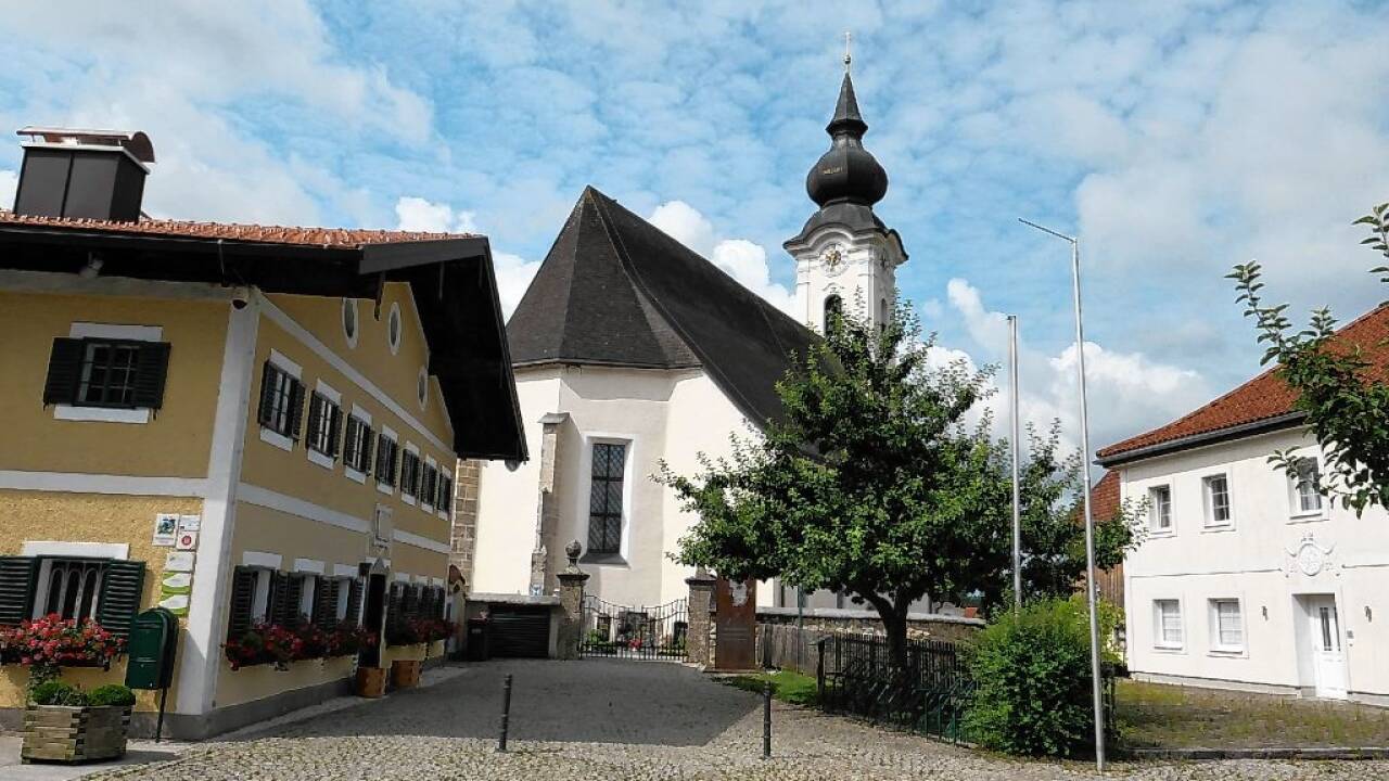 Kirche, alte Volksschule und das frühere Gasthaus (rechts) in Arnsdorf.  