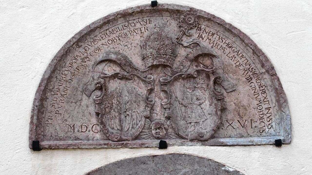 Der halbkreisförmige Wappenstein.  