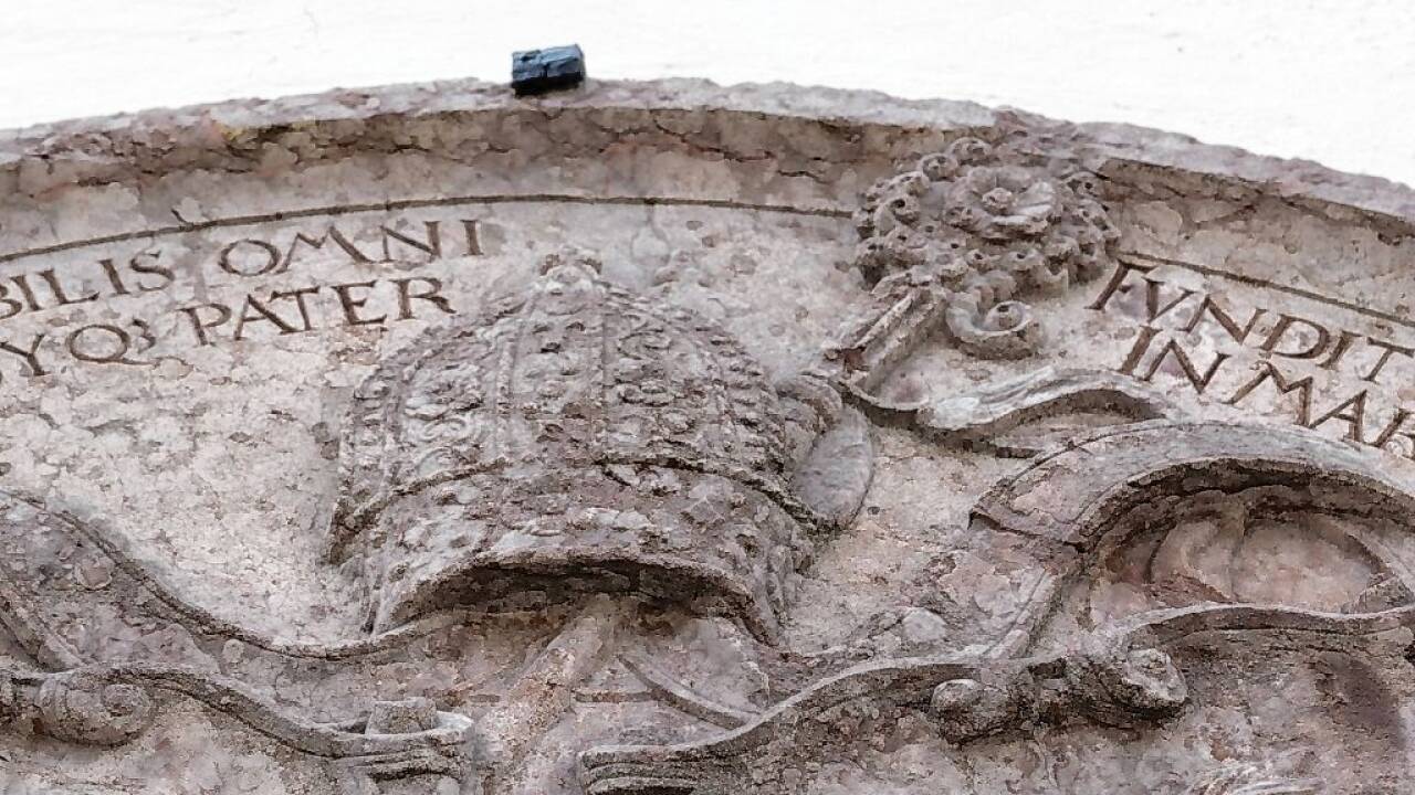 Die Mitra und der Stab sind kunstvoll ausgestaltet.  