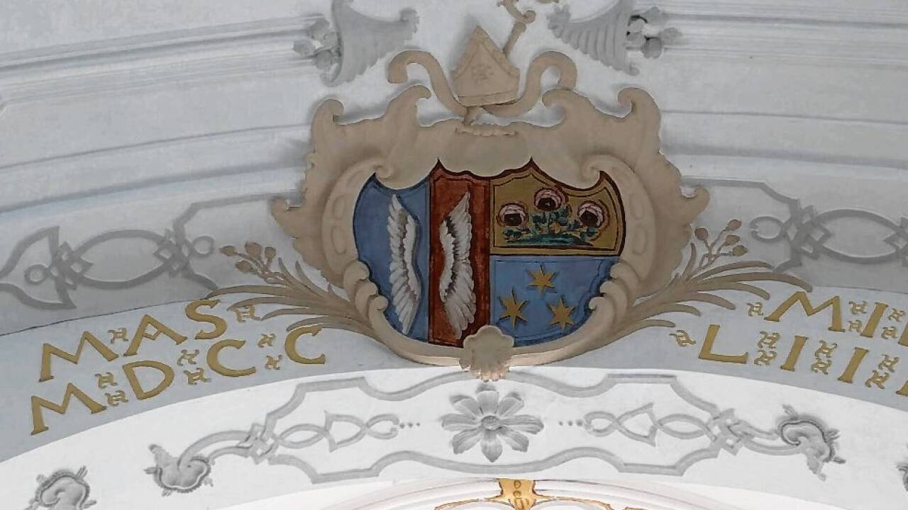 Das Michaelbeurer Wappen im Kircheninneren.  