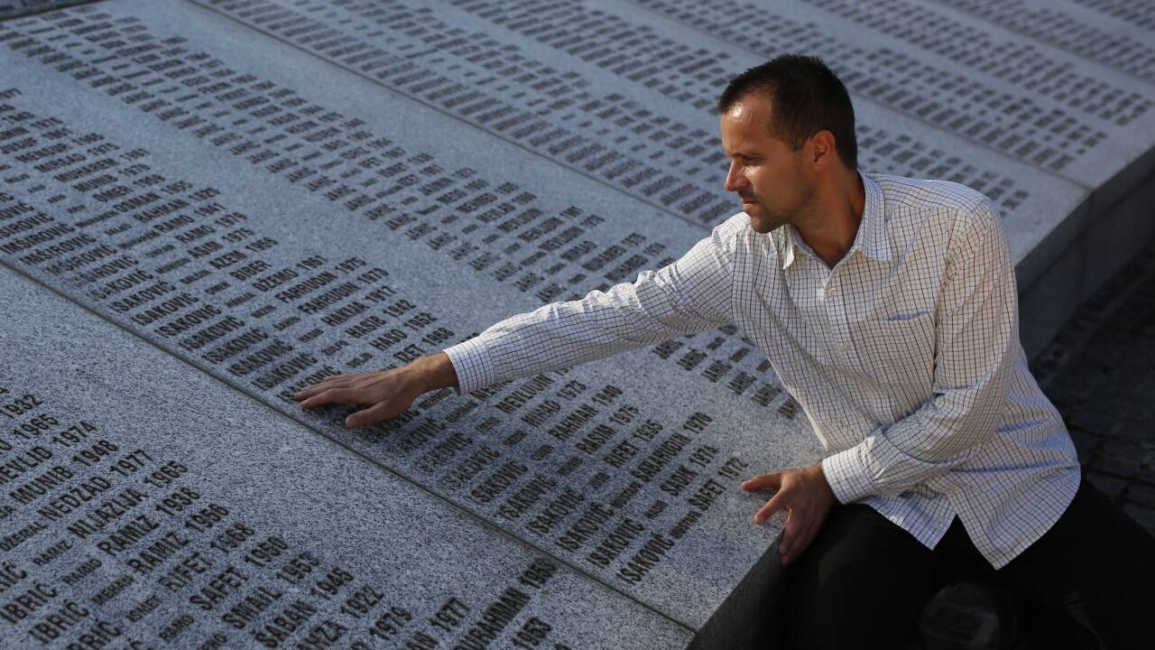 Nedžad Avdić, Überlebender des Massakers von Srebrenica, an einer Gedenkstätte für die vielen Opfer. 