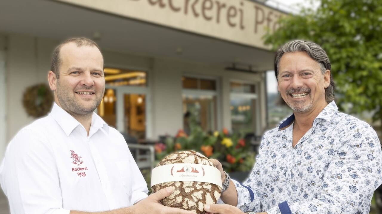 Bäckermeister Peter Pföß (l.) aus Elsbethen und Berufsschullehrer und Bäckermeister Werner Breitfuß mit einem Laib Amadeus-Brot. Am Freitag kann das Brot erstmals in allen Filialen der Bäckerei Pföß verkostet werden. Das Rezept hat Breitfuß mit Lehrlingen entwickelt.  