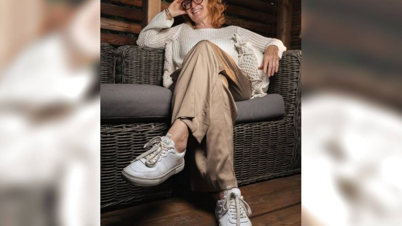 Unsere Autorin Daniela Müller schwört auf weiße Sneakers – und stößt damit auch auf Widerspruch. 
