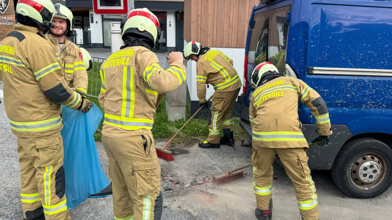 Die Feuerwehr führte Aufräumarbeiten durch. 