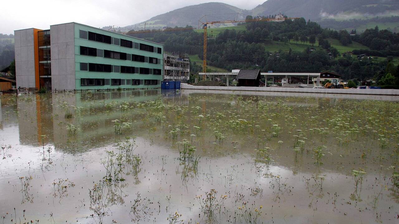 Bilder von 2005: Das in Bau befindliche Schulzentrum.  