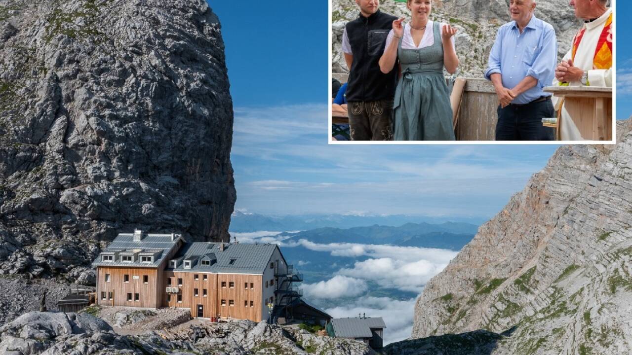 Das generalsanierte Riemannhaus. Kleines Bild: die aktuellen Hüttenwirtsleute Jeremy Aicher und Laura Heiligensetzer, Franz Mayr (1. Vorstand der DAV-Sektion Ingolstadt) und Pfarrer Franz Auer.  