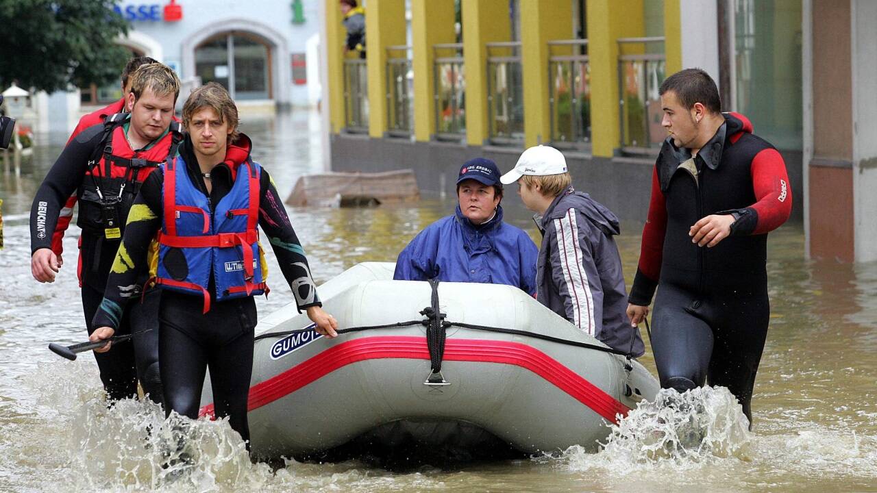 Bilder von 2005: Die Wasserrettung brachte Menschen mit Booten in Sicherheit. 