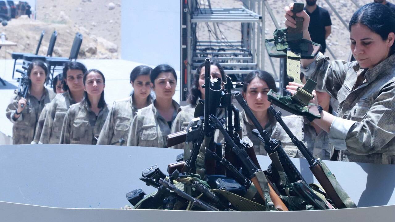 PKK-Kämpferinnen und PKK-Kämpfer verbrannten in einer symbolischen Zeremonie am Freitag ihre Waffen.  