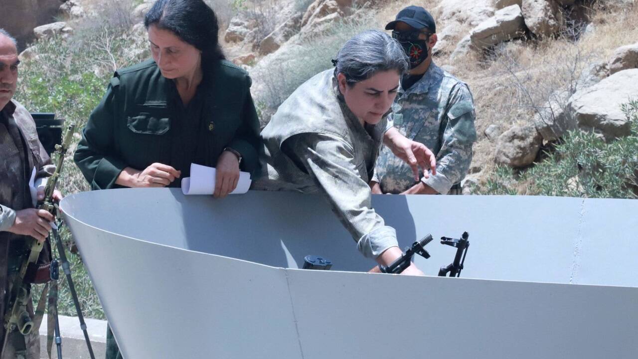 PKK-Kämpferinnen und PKK-Kämpfer verbrannten in einer symbolischen Zeremonie am Freitag ihre Waffen.  