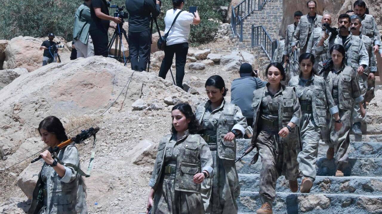 PKK-Kämpferinnen und PKK-Kämpfer verbrannten in einer symbolischen Zeremonie am Freitag ihre Waffen.  
