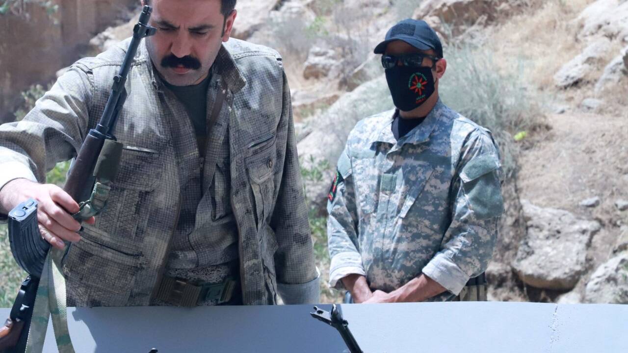 PKK-Kämpferinnen und PKK-Kämpfer verbrannten in einer symbolischen Zeremonie am Freitag ihre Waffen.  