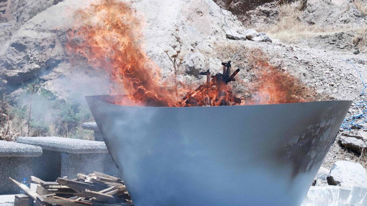 PKK-Kämpferinnen und PKK-Kämpfer verbrannten in einer symbolischen Zeremonie am Freitag ihre Waffen.  