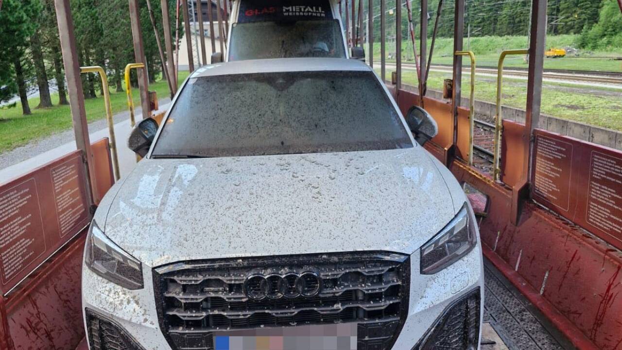 Die Fahrt durch den ÖBB-Tauerntunnel hinterlässt auf den Fahrzeugen deutliche Schmutzspuren.  