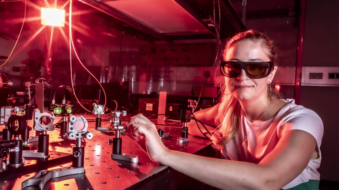 Birgitta Schultze-Bernhardt bei einem Laborversuch am Institut für Experimentalphysik der TU Graz. <br /><br /> 