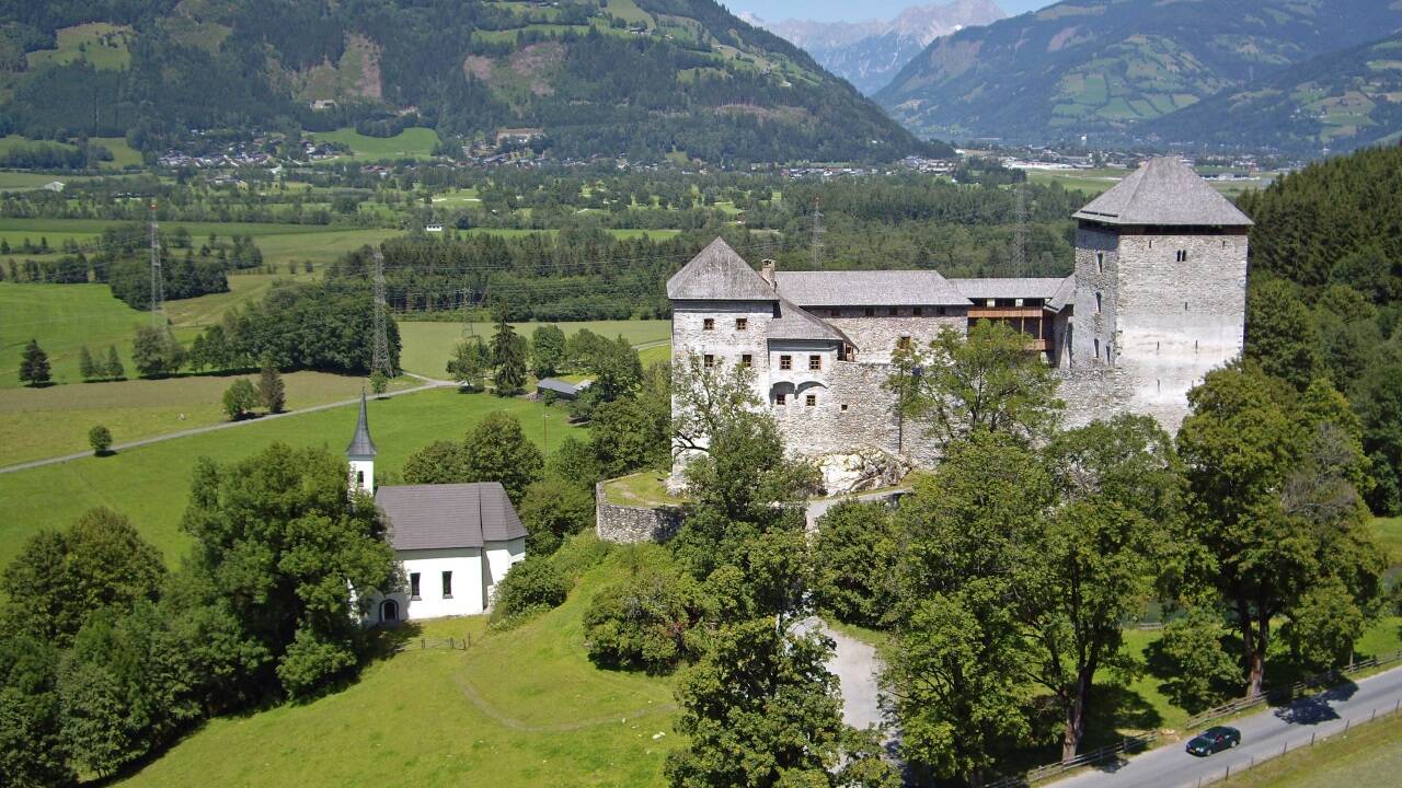 Die wiederhergestellte Burg mit der Jakobskapelle. 