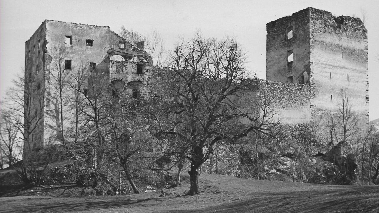 Die verfallene Burg in den 1940er-Jahren. Alle Dächer sind eingestürzt.  