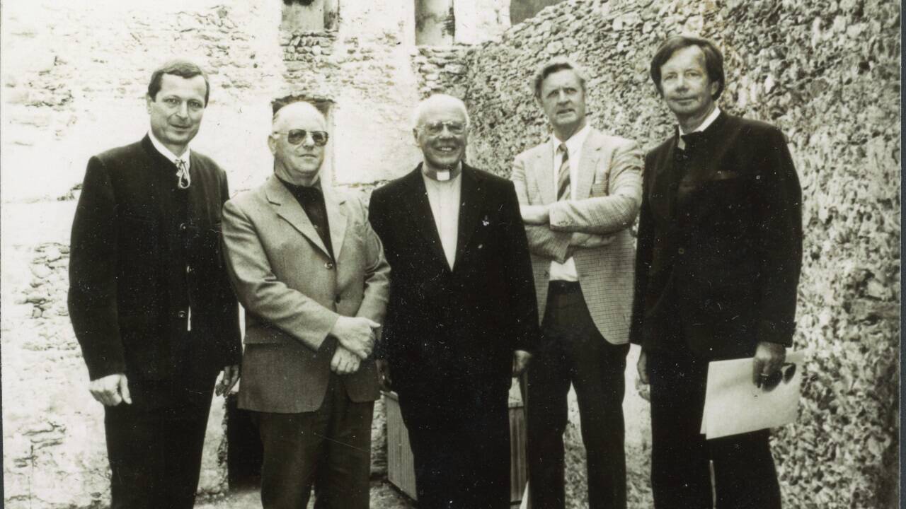 Baustellenbesuch 1985. Im Bild (v. l.): Unternehmer Wilhelm Klepsch, Dechant Peter Hofer, Erzbischof Karl Berg, Bgm. Helmuth Biechl und Hans Waltl. 