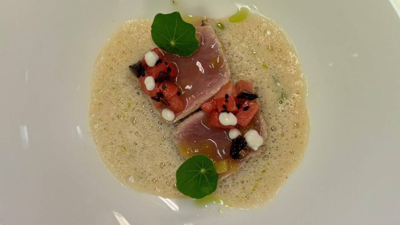 Thunfisch mit Krebs-Sauce, Oktopuskaviar und gegrillten Stücken von der Wassermelone.  Thunfisch mit Krebs-Sauce, Oktopuskaviar und gegrillten Stücken von der Wassermelone.