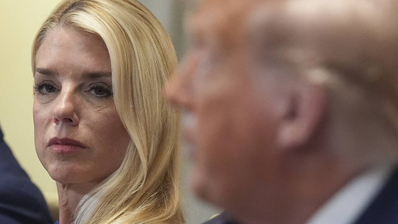 Pam Bondi ist unter Druck. Trump-Anhänger wollen Epsteins angebliche Kundenliste sehen. Pam Bondi ist unter Druck. Trump-Anhänger wollen Epsteins angebliche Kundenliste sehen.