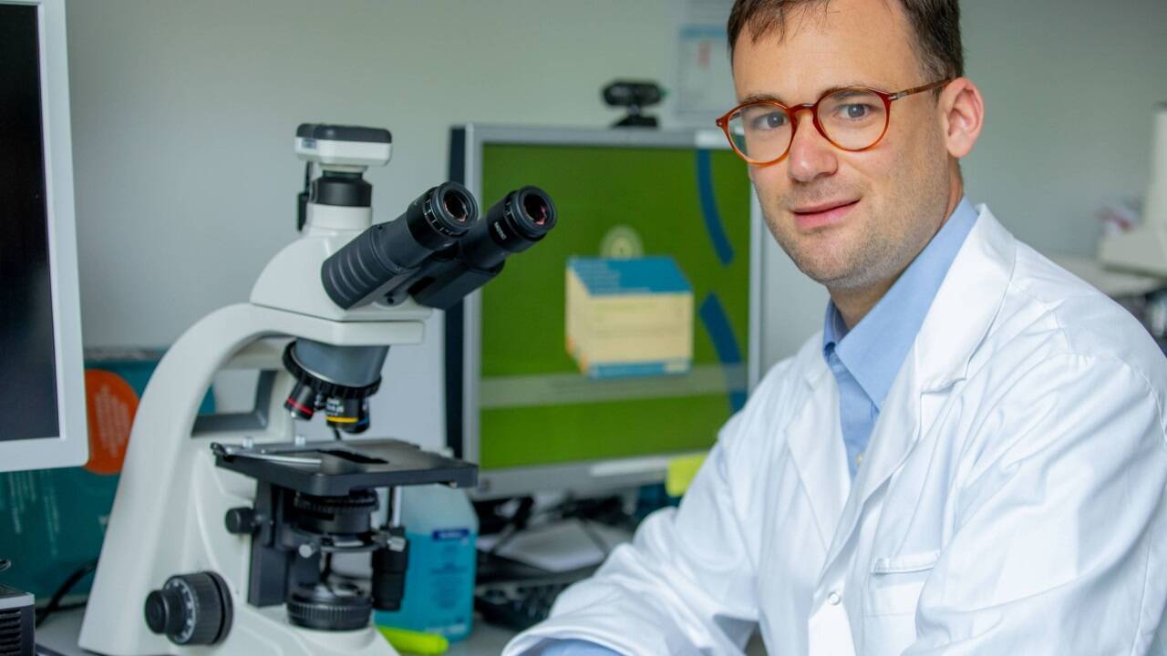 Bernhard Wernly ist leitender Oberarzt an der I. Medizin des Uniklinikums Salzburg, Professor an der PMU - und nun schon zum dritten Mal „Forscher des Jahres“ an der PMU.  