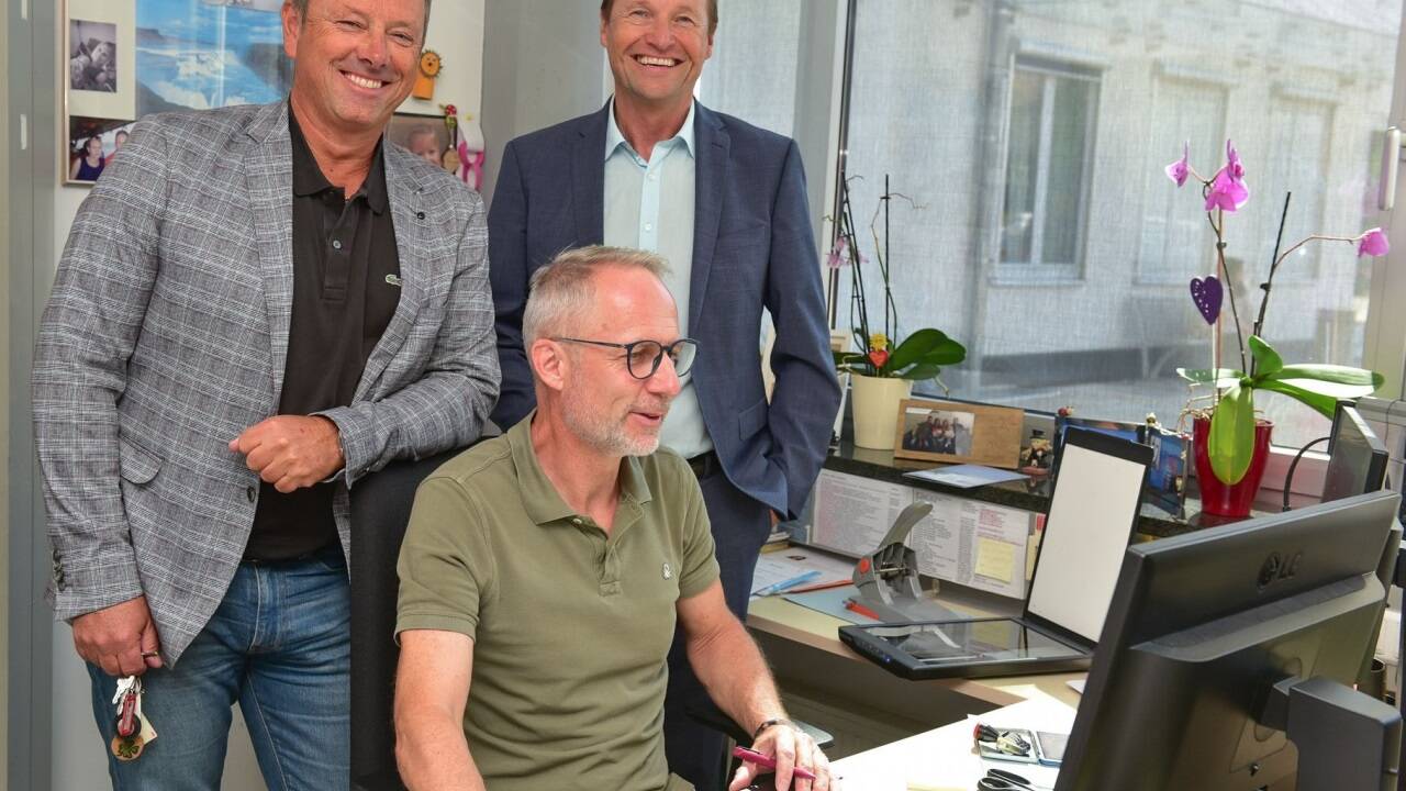 Bezirkshauptmann Harald Wimmer (rechts) und Bezirkssekretär Kurt Habe (links) mit Johannes Wagenbichler (sitzend), der das Passamt leitet. 