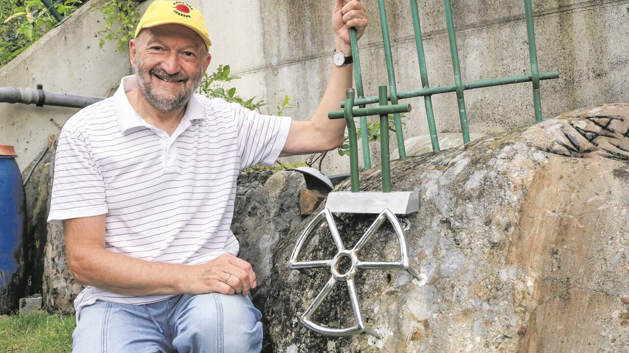 Thomas Neff beim Wackersdorf-Denkmal in seinem Garten.  