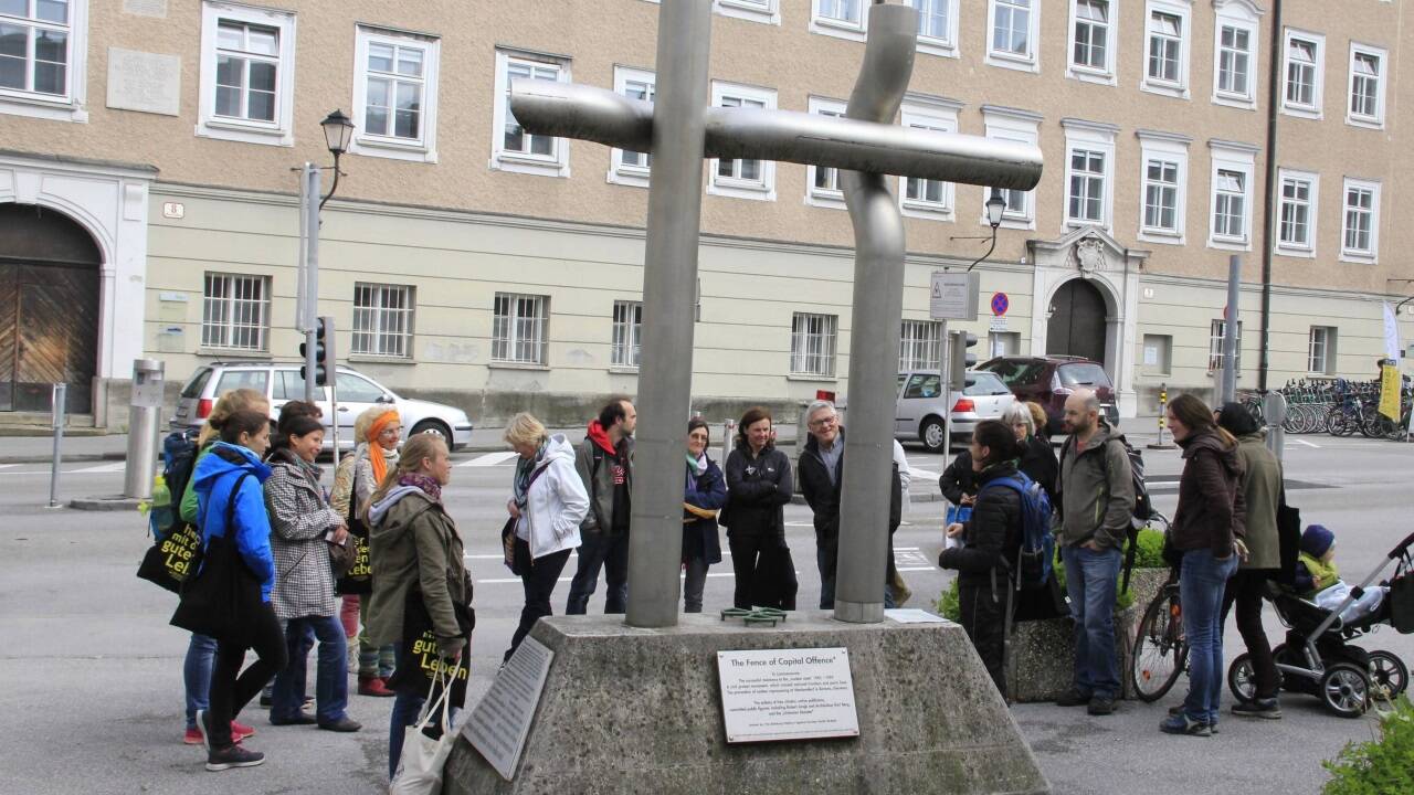 Seit dem 20. Juli 2000 steht das Wackersdorf-Denkmal zwischen Mozartplatz und Mozartsteg.  