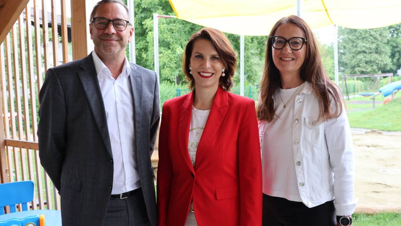 Bürgermeister Robert Bukovc (Bergheim), LHF Karoline Edtstadler und Vizebürgermeisterin Claudia Haslauer. 