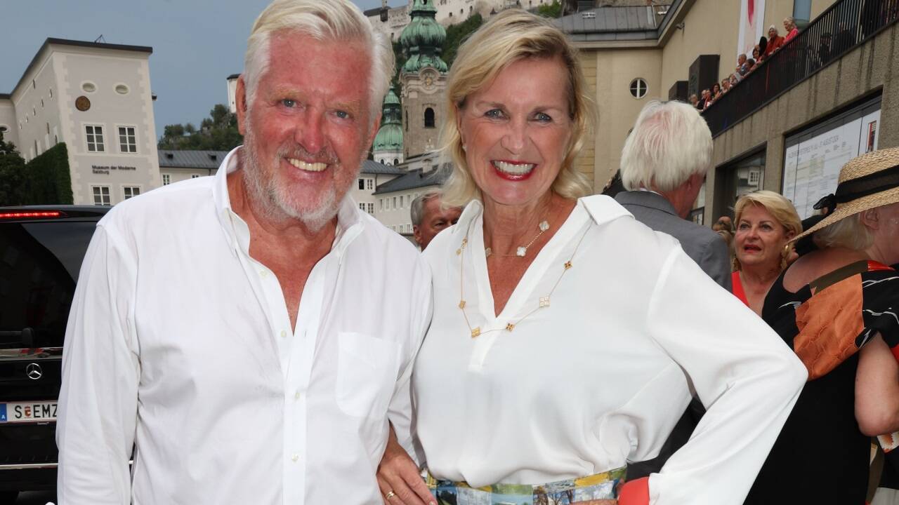 Engelbert Lainer mit Autorin und Ehefrau Hera Lind bei der Opernpremiere von „Der Spieler“ 2024 in der Hofstallgasse in Salzburg. 