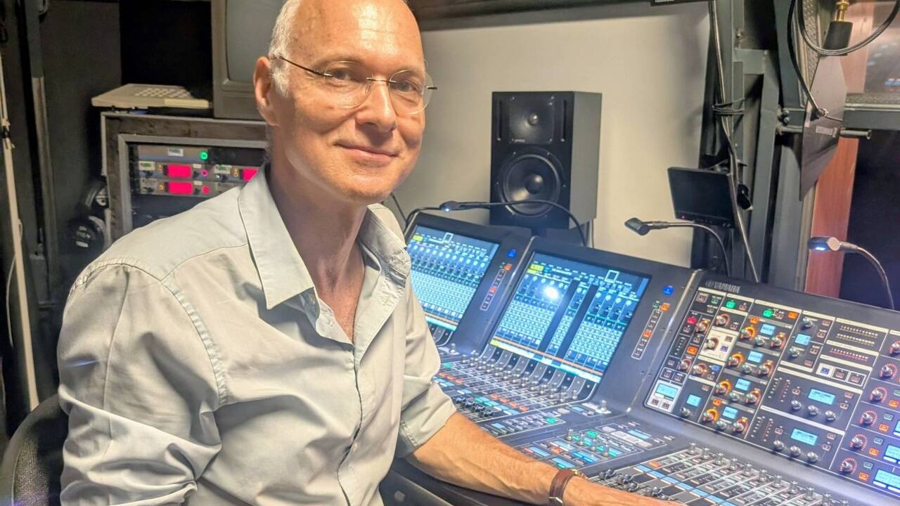 Leiter der Tonabteilung bei den Salzburger Festspielen, Edwin Pfanzagl-Cardone, in seinem Studio im Großen Festspielhaus. In welchen Reihen man am besten hört? Das verrät der Tonmeister im SN-Festspiel-Podcast.  