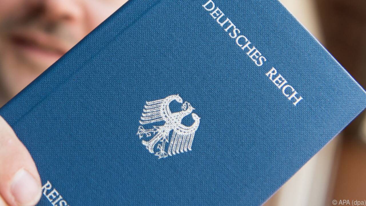 12.900 sehen sich als Bürger des 'Deutschen Reichs'.  