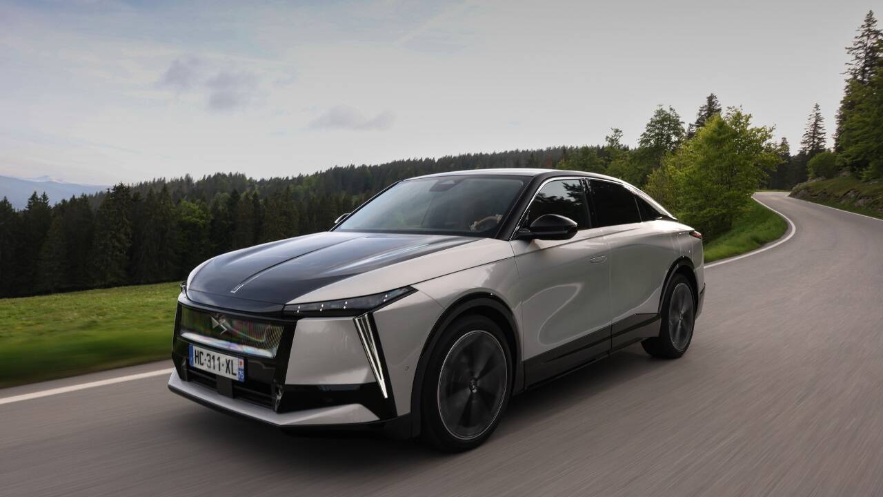 Optisch kommt der DS No. 8 ganz klar als Limousine daher, genau genommen handelt es sich um ein expressionistisches SUV-Coupé.  