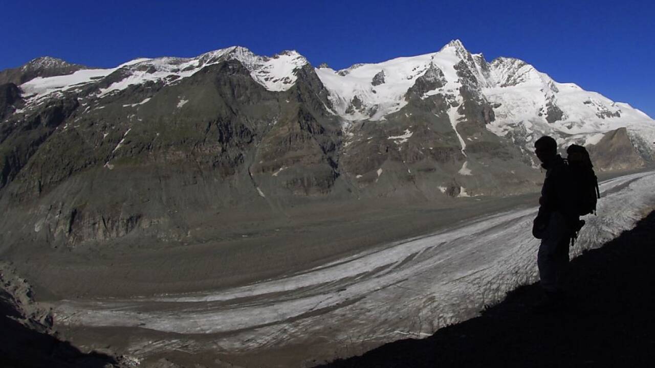 Die Pasterze an der Großglockner Hochalpenstraße ist ein „Last Chance“-Tourismusziel in Österreich. Die Pasterze an der Großglockner Hochalpenstraße ist ein „Last Chance“-Tourismusziel in Österreich.