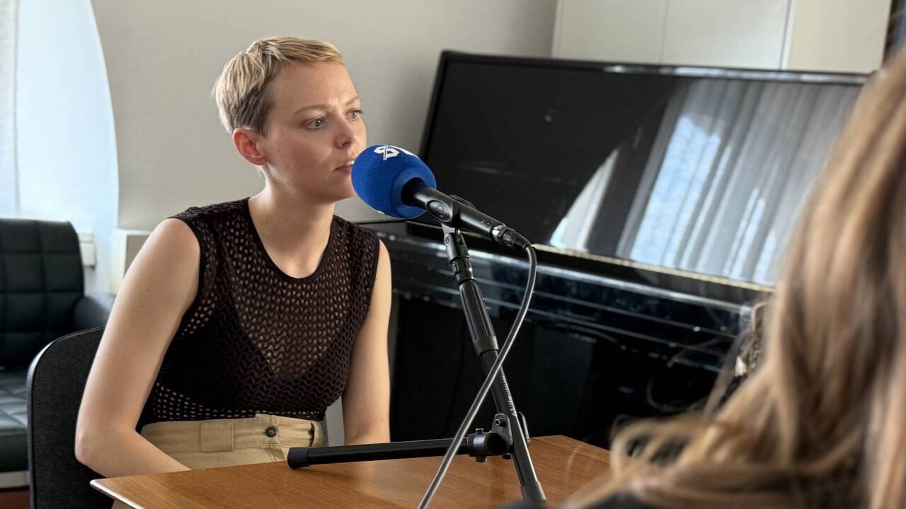 Schauspielerin Marie-Luise Stockinger am Burgtheater in Wien – vor ihrem Auftritt bei den Salzburger Festspielen in „Die letzten Tage der Menschheit“. Im Podcast spricht sie auch über die Rolle des Theaters in Zeiten von Krisen.  