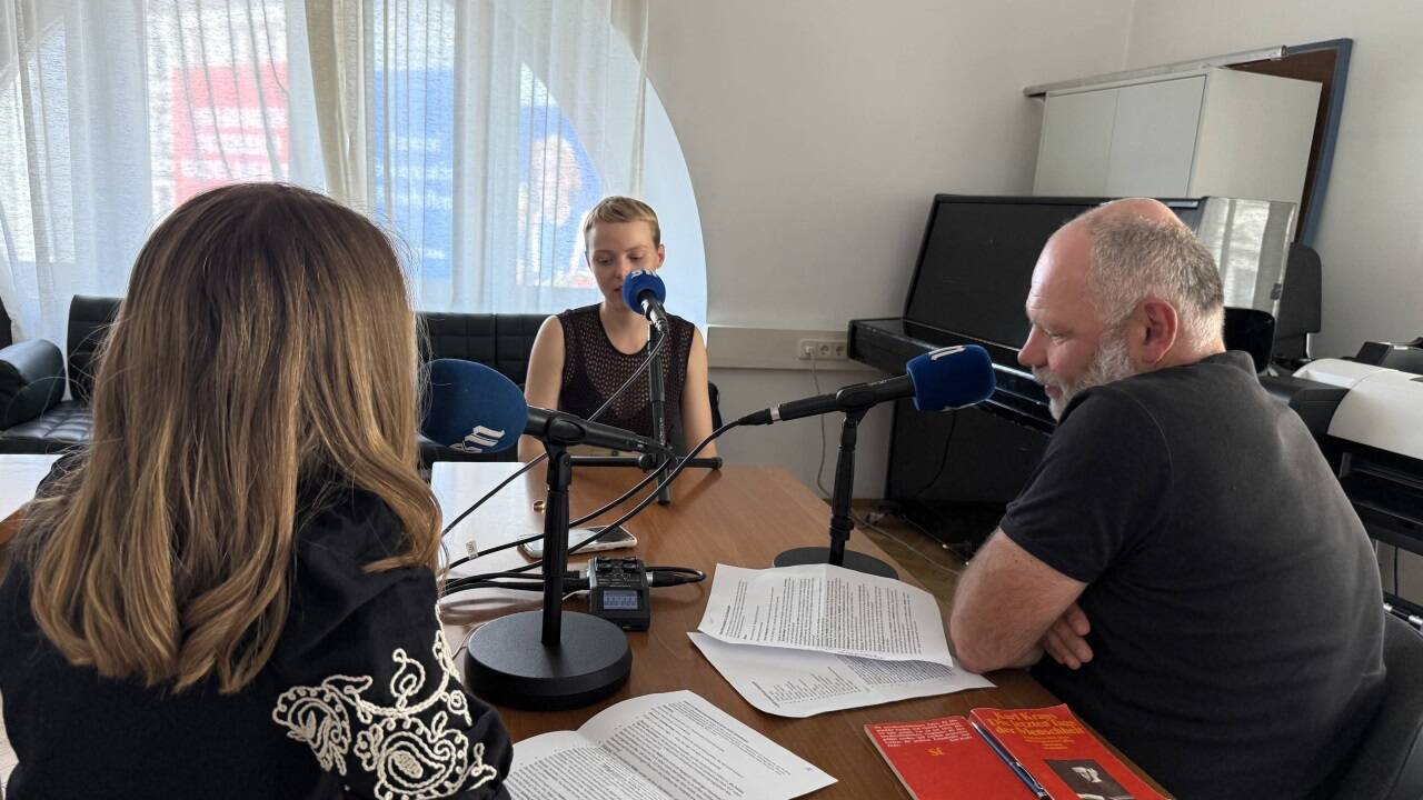 Schauspielerin Stockinger mit SN-Redakteurin Simona Pinwinkler (links) und SN-Redakteur Bernhard Flieher (rechts).  