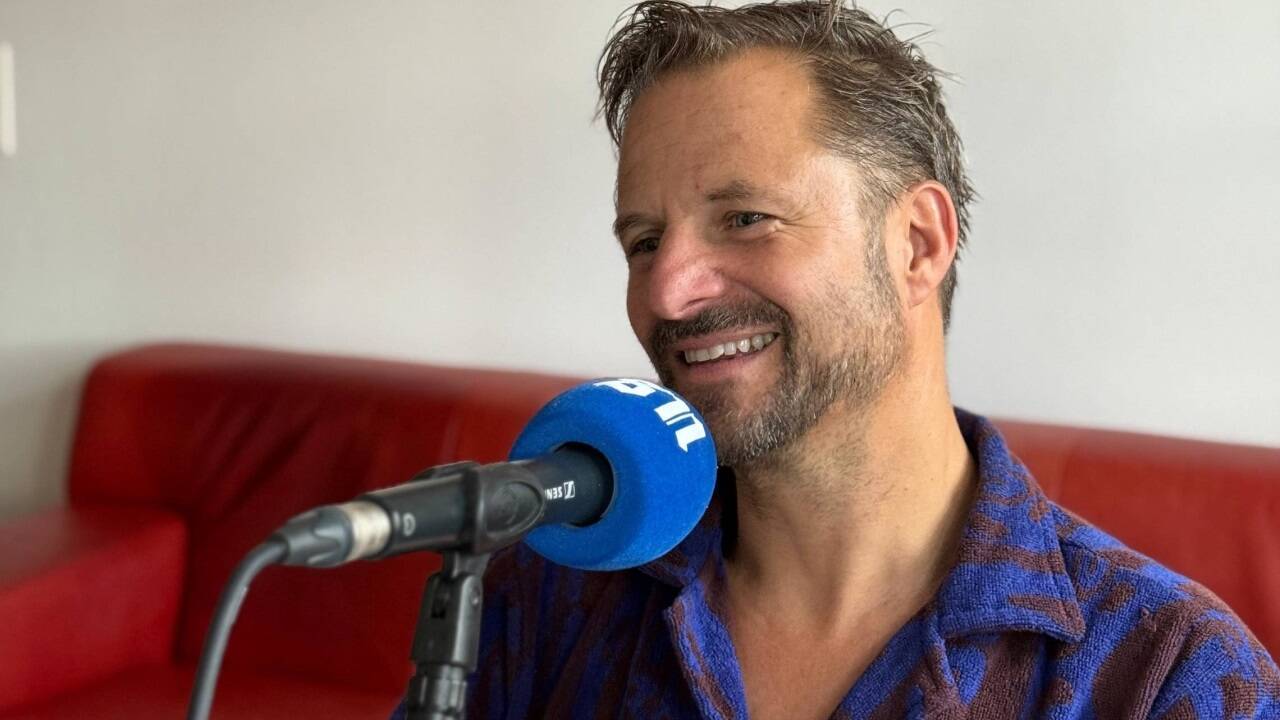 Schauspieler Philipp Hochmair zeigt unterschiedliche Gesichter im Podcast „Jederspiele“: So erzählt er,wieso er so ungern über sein Privatleben spricht. 