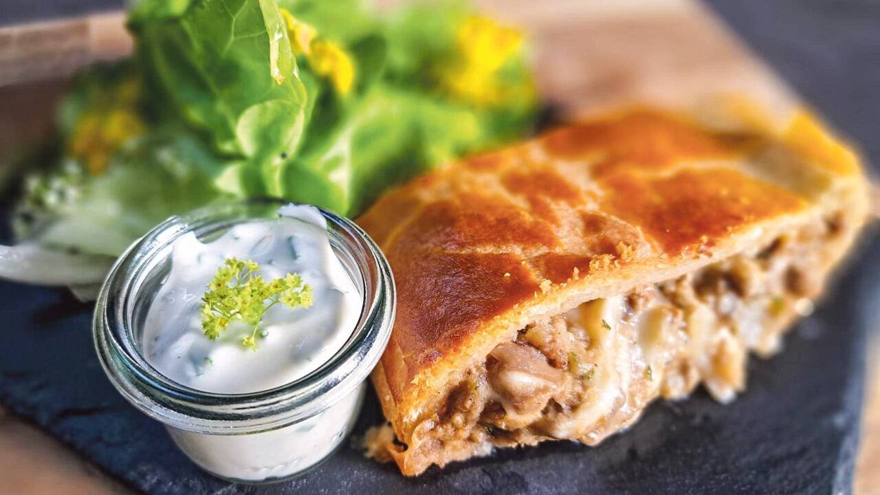 Fleisch-Pilz-Strudel mit Sauerrahmsoße 