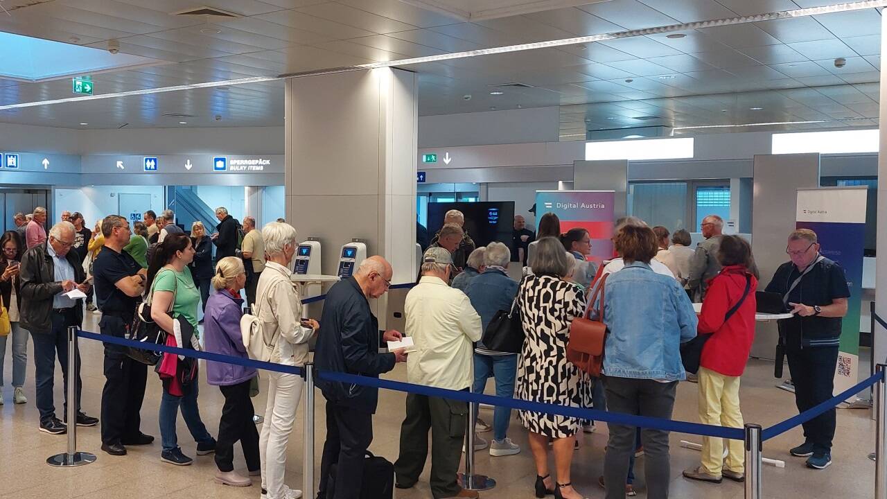 Ansturm im Abflugterminal: Viele reifere Semester wollten die App installieren lassen. 