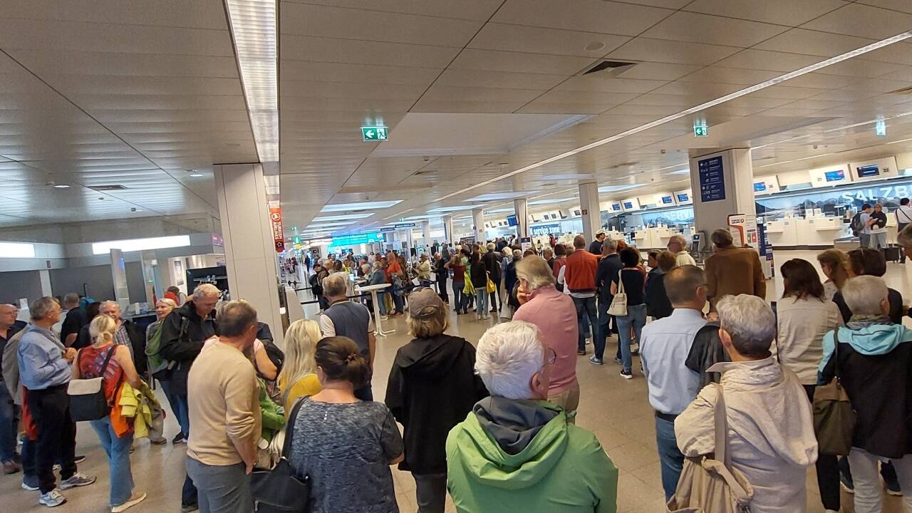 Ansturm im Abflugterminal: Viele reifere Semester wollten die App installieren lassen. 