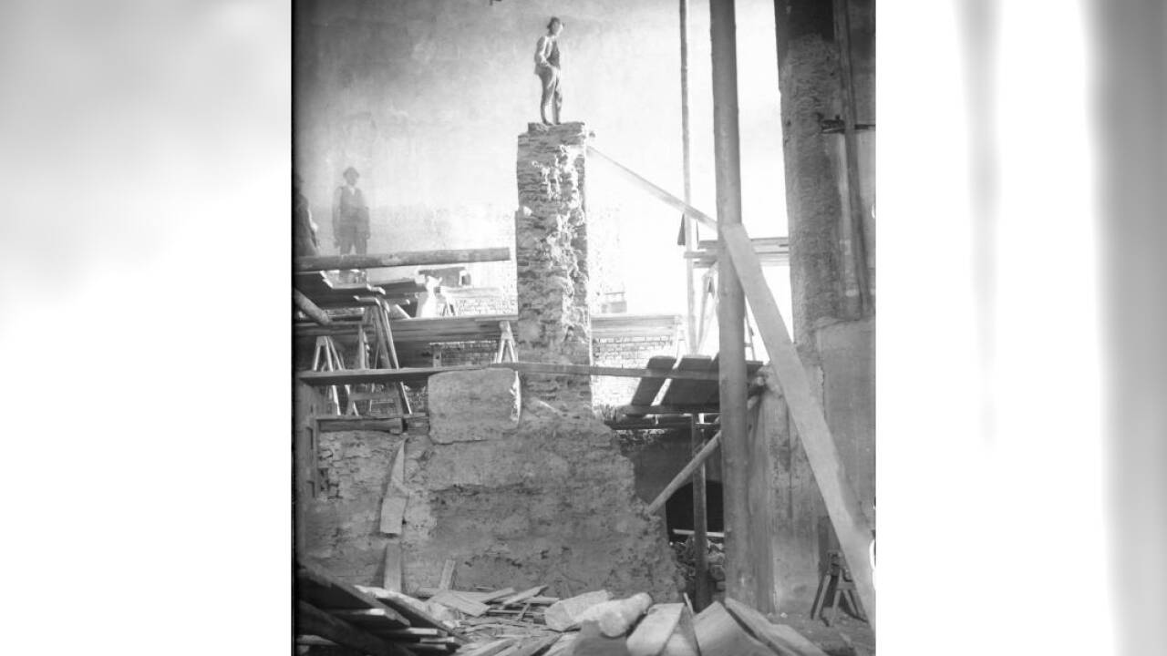 1925: Baustelle des Umbaus der gedeckten Reitschule in das erste Salzburger Festspielhaus. 