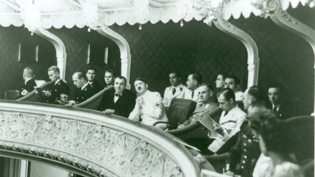 1939: Adolf Hitler in „Entführung aus dem Serail“ in der Loge im Stadttheater Salzburg.  